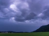 Abziehende Gewitterwolken am Abendhimmel